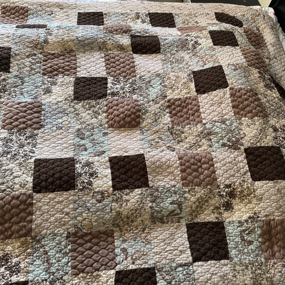 SMITH Quilted Patchwork Bedspread in Brown and Cream with Aqua Accents